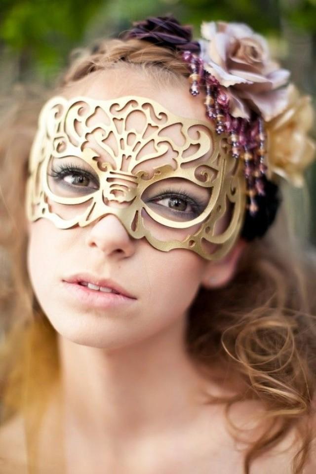 Halloween Mask In Gold Leather Paired With The Hair Accessory. 2051886